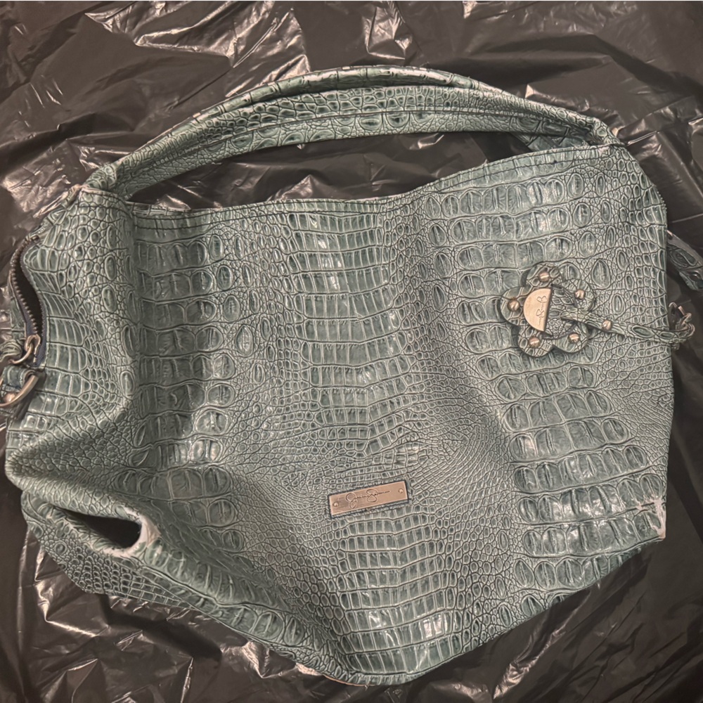Elegant Crocodile-Embossed Green Handbag